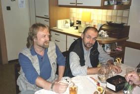 Erwin Rieger und Norbert Aistleitner, Tontechniker un Kameramann der Sendung am Schauplatz , Oktober 2001, Foto Kopeszki